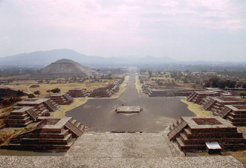Cái tên Teotihuacan hiện tại được người Aztec đặt sau khi họ xuất hiện ở khu vực này, và nó mang một ý nghĩa, đó là “Nơi các vị thần được sinh ra”.