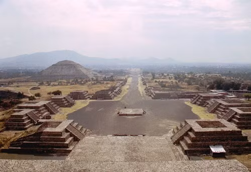 Cái tên Teotihuacan hiện tại được người Aztec đặt sau khi họ xuất hiện ở khu vực này, và nó mang một ý nghĩa, đó là “Nơi các vị thần được sinh ra”.