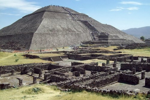 Vào thời kỳ hoàng kim của mình, phần trung tâm của thành phố Teotihuacan rộng hơn 20km vuông, với dân số ước tính khoảng trên 120.000 người và có ảnh hưởng lan rộng khắp Mexico và cả phía nam Guatemala.