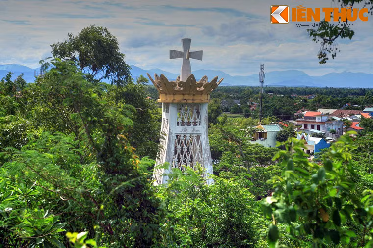 Thánh đường nhà thờ được chống đỡ bằng các hàng cột, không bị ngăn cách với bên ngoài bởi các bức tường nên rất thông thoáng.
