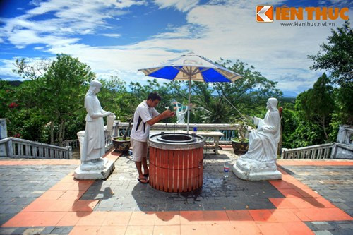 Trong nhà thờ còn có một cái giếng mà người xứ đạo cho là giếng nước thánh rất thiêng, khi uống vào mọi bệnh tật được tiêu trừ, cơ thể trở nên khỏe mạnh.