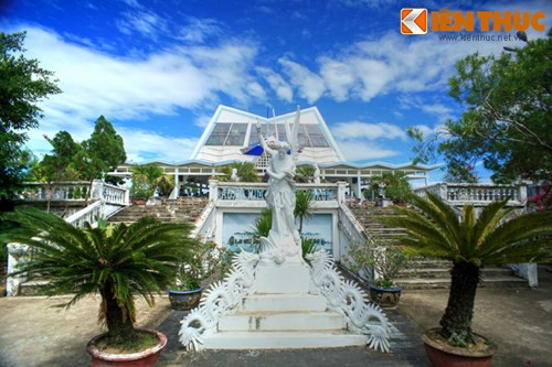 Theo lời kể của các giáo dân, ngày 11/9/1885, Ðức Mẹ đã hiện ra trên nóc nhà thờ. Giáo dân nơi đây xem sự kiện này như là một phép lạ hiếm có.