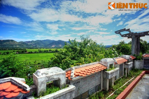 Từ sân nhà thờ có thể tận hưởng không khí trong lành mát mẻ và phóng tầm mắt ra chung quanh ngắm nhìn phong cảnh của một vùng đất trù phú và thơ mộng.