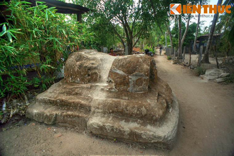 2. Bên bờ vịnh Xuân Đài, thuộc địa phận thôn Chánh Nam, xã Xuân Thọ 1, thị xã Sông Cầu, tỉnh Phú Yên ngày nay vẫn tồn tại một khu nghĩa địa cổ lạ lùng ẩn chứa nhiều bí mật chưa được giải mã. Khu nghĩa địa này nằm trên diện tích khoảng 1.000m2, với 25 ngôi mộ to lớn nằm rải rác bên các ngôi nhà của dân chài địa phương.