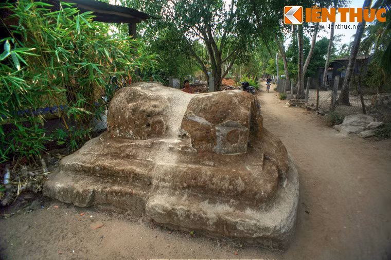 2. Bên bờ vịnh Xuân Đài, thuộc địa phận thôn Chánh Nam, xã Xuân Thọ 1, thị xã Sông Cầu, tỉnh Phú Yên ngày nay vẫn tồn tại một khu nghĩa địa cổ lạ lùng ẩn chứa nhiều bí mật chưa được giải mã. Khu nghĩa địa này nằm trên diện tích khoảng 1.000m2, với 25 ngôi mộ to lớn nằm rải rác bên các ngôi nhà của dân chài địa phương.