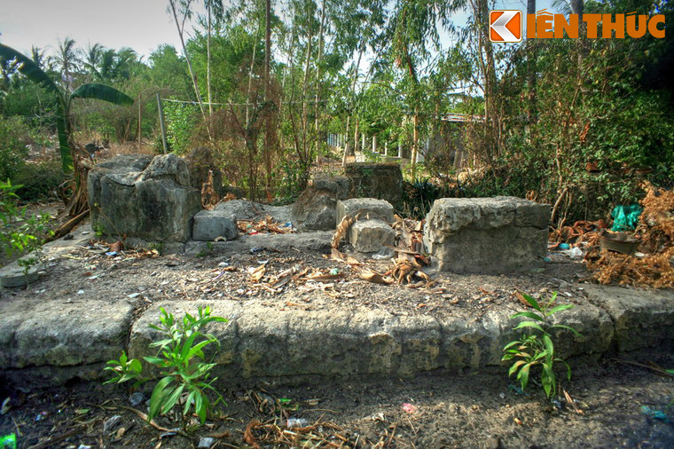 Mộ ở đây được xây dựng theo 3 kiểu: hình yên ngựa, hình mu rùa, hình mái nhà. Trong đó, phổ biến nhất vẫn là loại hình yên ngựa. Phần lớn những ngôi mộ chỉ xây đắp bộ phận kiến trúc chính là nấm mộ. Song, có nhiều trường hợp có xây thành bao xung quanh, bình phong ở phía trước và các trụ biểu.