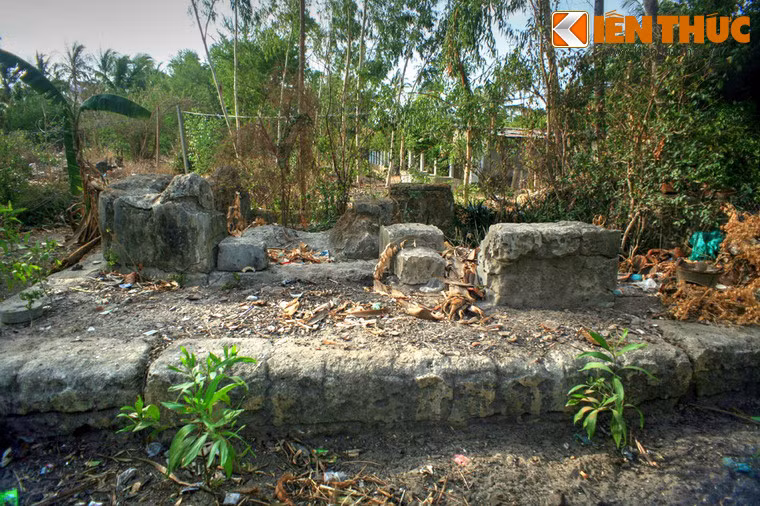 Mộ ở đây được xây dựng theo 3 kiểu: hình yên ngựa, hình mu rùa, hình mái nhà. Trong đó, phổ biến nhất vẫn là loại hình yên ngựa. Phần lớn những ngôi mộ chỉ xây đắp bộ phận kiến trúc chính là nấm mộ. Song, có nhiều trường hợp có xây thành bao xung quanh, bình phong ở phía trước và các trụ biểu.