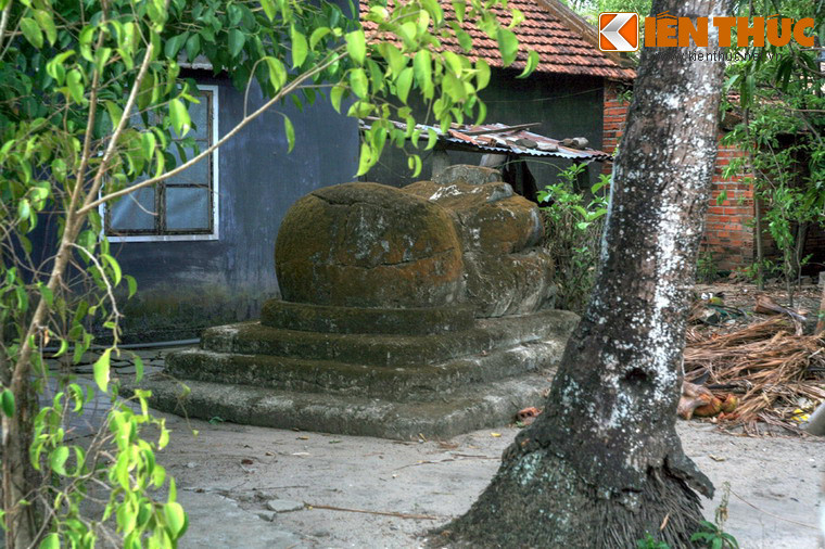 Giữa những ngôi mộ và không gian sinh sống của con người hầu như không có ranh giới. Mộ có thể choán ngay trục đường chính của thôn, hay nằm giữa sân, bên cạnh những ngôi nhà mới xây kiên cố.