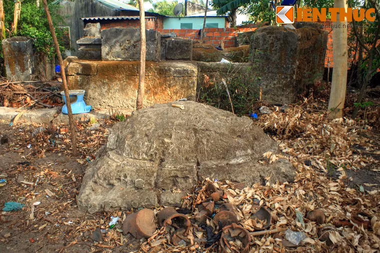 Một số mộ quy mô rất bề thế và từng được trang trí với nhiều chi tiết cầu kỳ, tỉ mỉ. Do tác động của thời tiết, khí hậu và con người nên những dấu ấn mỹ thuật này còn lại rất mờ nhạt.