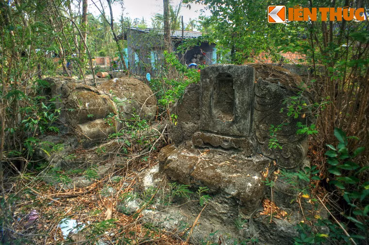 Khu mộ này nằm trên diện tích khoảng 1.000m2, với 25 ngôi mộ to lớn nằm rải rác bên các ngôi nhà của dân chài địa phương.