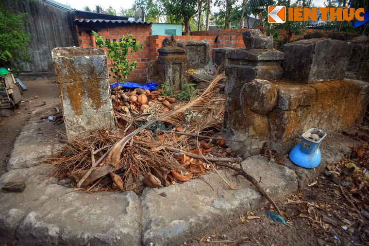 Về vật liệu, các ngôi mộ được xây với thành phần chính là vôi cát. Bên cạnh đó, vật liệu đá chiếm tỷ lệ nhỏ hơn, thường được sử dụng để xây tường bao, bình phong, trụ biểu.