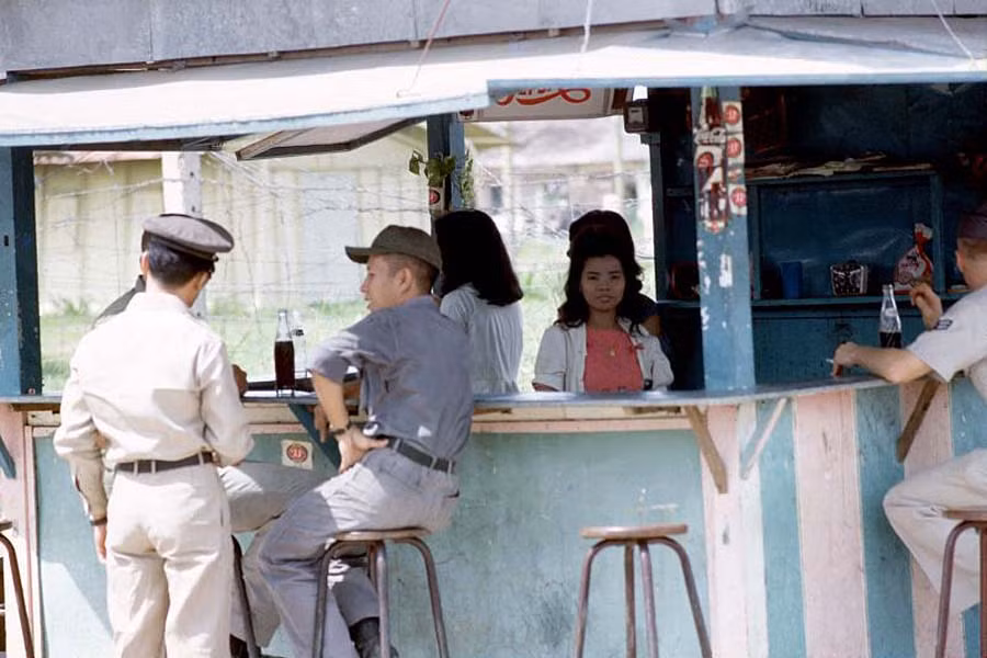 Lính Mỹ ngồi trong quầy giải khát bên đường.