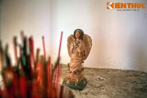 Theo thông lệ, vào những ngày lễ của Công giáo, một số du khách phương Tây và giáo dân ở địa phương lại đến để cầu nguyện cho những người nằm dưới nghĩa trang.