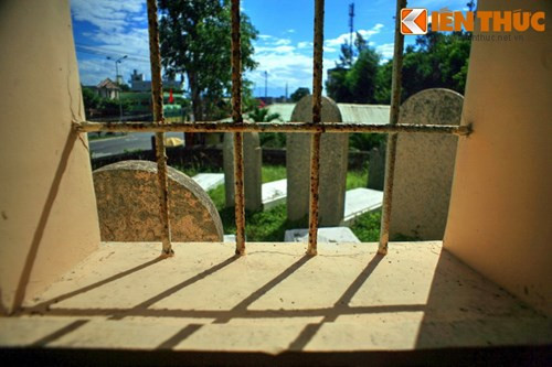 Hai bên hông nhà nguyện có hai cửa sổ có chấn song sắt. Nhìn ra bên ngoài là nhiều nhiều bia mộ nhấp nhô.