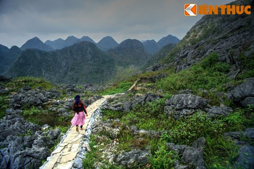 Cảnh quan có một không hai này có thể được quan sát rõ ràng nhất trên cung đường ô tô từ từ ngã ba Sáng Ngài tới xã Sảng Tủng, trong hành trình từ thị trấn Yên Minh đến thị trấn Đồng Văn. Đây cũng được coi là một cung đường vàng cho những người mê du lịch.