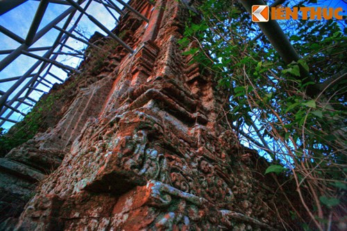 Trong ba cụm đó, chỉ cụm ở phía Tây và cụm ở phía Đông là còn lại nhiều dấu tích kiến trúc và điêu khắc.