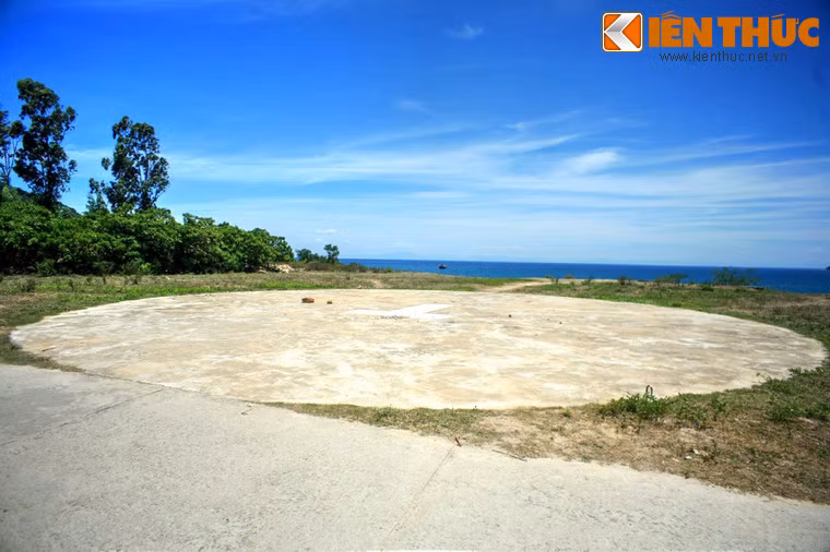 Nằm ở một vị trí tuyệt đẹp trên sườn núi hướng ra biển, sân bay trực thăng trên đảo Hòn Lao thuộc quần đảo Cù Lao Chàm (Quảng Nam) cũng là một địa điểm được nhiều du khách tìm đến.
