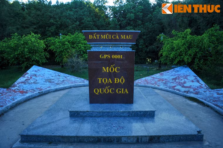 Nằm cạnh sân bay là mốc tọa độ quốc gia GPS 0001 - điểm tham quan mà du khách không thể bỏ qua mỗi khi về thăm đất mũi Cà Mau.