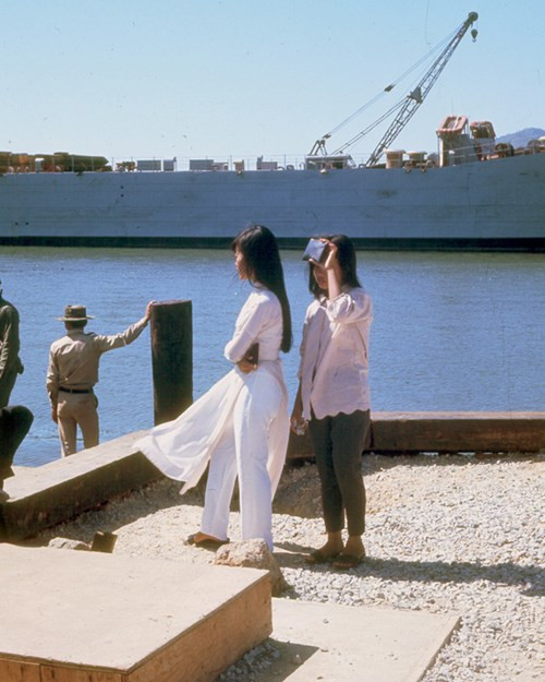Các cô gái trên bến cảng Đà Nẵng.