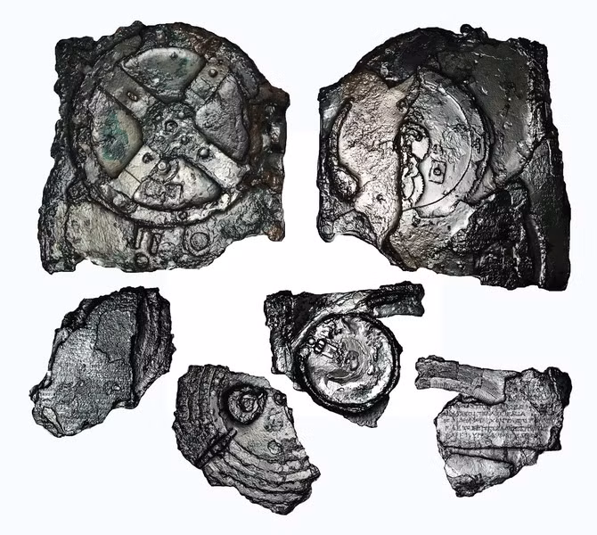 Bên cạnh đó, Antikythera cũng là một thiết bị chiêm tinh. Bằng cách cài đặt một ngày cụ thể, ví dụ như ngày sinh của một người, người ta có thể thấy các vì sao và hành tinh chiếu mệnh của người đó. Sử dụng nó như một thước đo thời gian, người ta có thể kể về tương lai của một người bằng cách nhìn vào vị trí sắp hàng của các hành tinh trong các thập kỷ sắp tới.