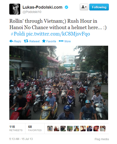 Chân sút Podolski của Arsenal có thể rất ấn tượng với cảnh tượng người dân ai ai cũng đội mũ bảo hiểm khi đi xe máy.