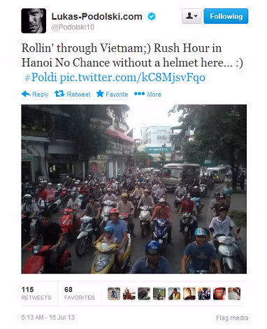 Chân sút Podolski của Arsenal có thể rất ấn tượng với cảnh tượng người dân ai ai cũng đội mũ bảo hiểm khi đi xe máy.