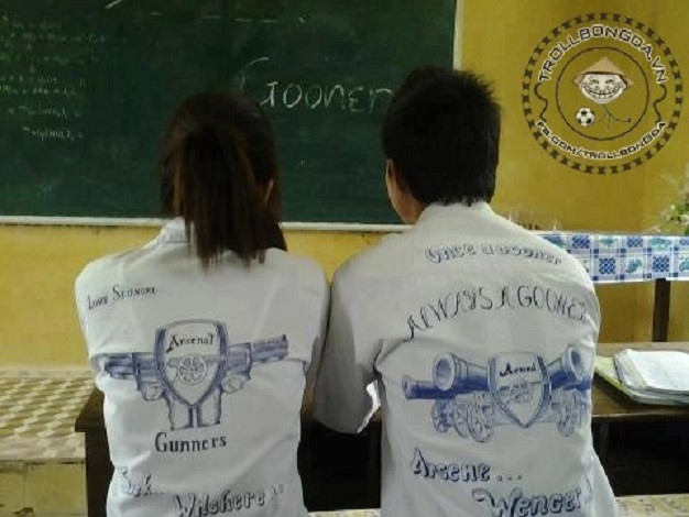 Nhưng "cuồng" đến nỗi làm bẩn chiếc áo đồng phục học sinh bằng những hình vẽ như thế này lại là một chuyện hoàn toàn khác.