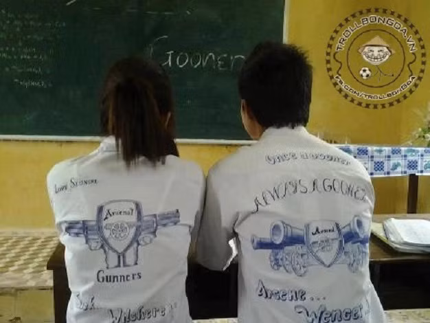 Nhưng "cuồng" đến nỗi làm bẩn chiếc áo đồng phục học sinh bằng những hình vẽ như thế này lại là một chuyện hoàn toàn khác.