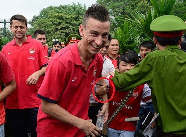 Nhưng cũng có lúc phát "cuồng", vồ vập, giằng kéo các cầu thủ tạo ra một hình ảnh không đẹp.