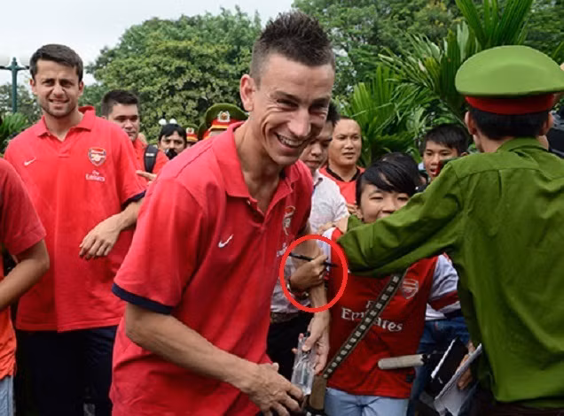 Nhưng cũng có lúc phát "cuồng", vồ vập, giằng kéo các cầu thủ tạo ra một hình ảnh không đẹp.