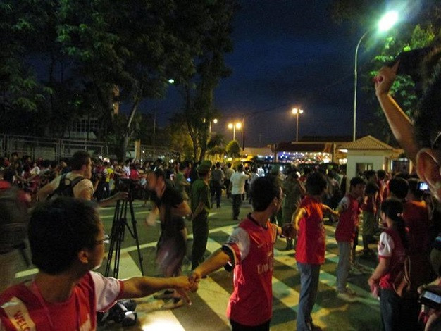 Fan Arsenal lập hàng rào, tránh làm ảnh hưởng đến an ninh, tác nghiệp báo chí khi chờ đón các Pháo thủ thành London.