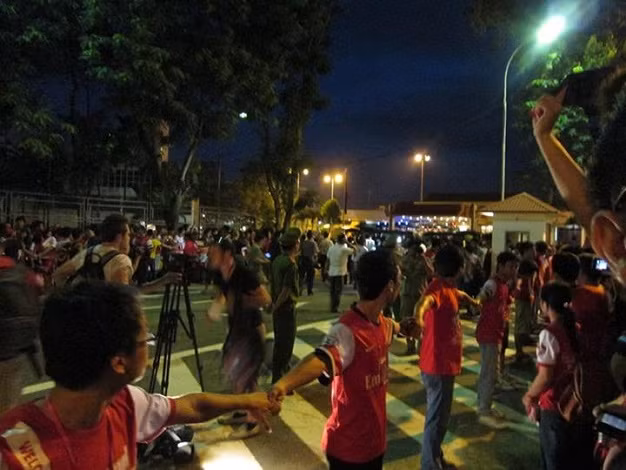 Fan Arsenal lập hàng rào, tránh làm ảnh hưởng đến an ninh, tác nghiệp báo chí khi chờ đón các Pháo thủ thành London.