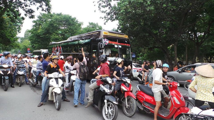 ... gây ra cảnh ùn tắc, làm giao thông ở một vài tuyến phố bị tê liệt.