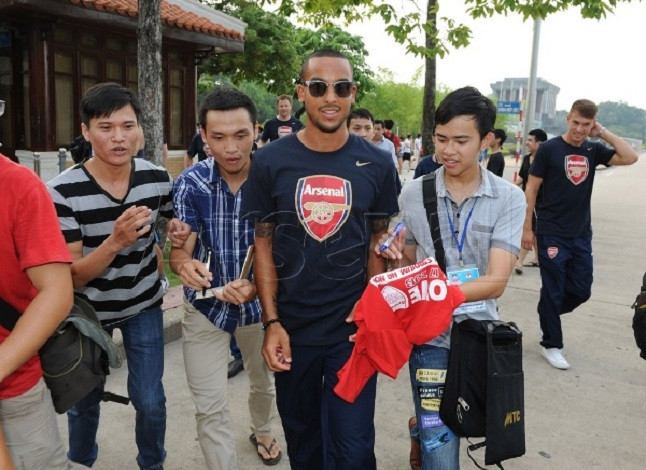 Thân thiện, cởi mở và cư xử nhã nhặn khi xin chữ kí các cầu thủ...