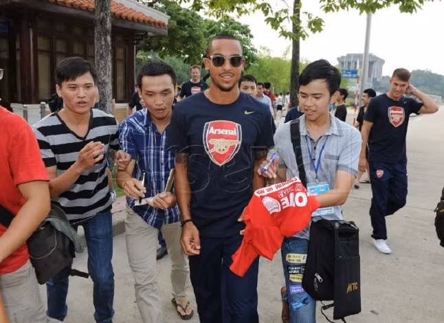 Thân thiện, cởi mở và cư xử nhã nhặn khi xin chữ kí các cầu thủ...