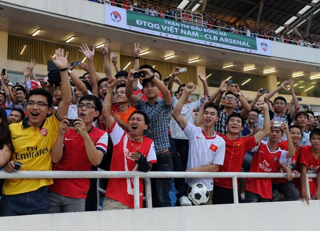 Trong buổi tập của Arsenal tại sân Mỹ Đình, người hâm mộ đã tạo ra một không khí cuồng nhiệt, cổ vũ cho các cầu thủ hết mình và tạo một hình ảnh đẹp mĩ mãn.