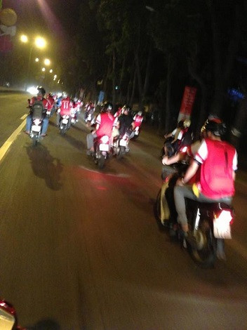 Fan hâm mộ Arsenal Việt Nam không quản ngại đêm tối, đi xe máy thành hàng ngay ngắn đến sân bay Nội Bài đón thần tượng.