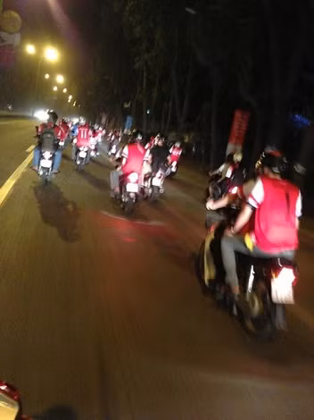 Fan hâm mộ Arsenal Việt Nam không quản ngại đêm tối, đi xe máy thành hàng ngay ngắn đến sân bay Nội Bài đón thần tượng.