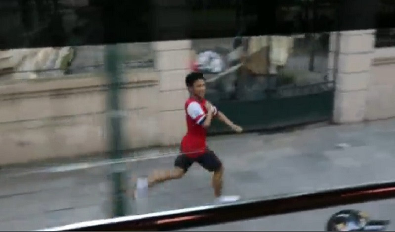 Các cầu thủ có thể "sướng ngất ngây" khi một Running Man chạy bộ 8 km để gặp bằng được các anh.