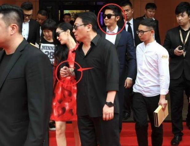 So phan 2 nguoi dan ong dung sau Pham Bang Bang-Hinh-5