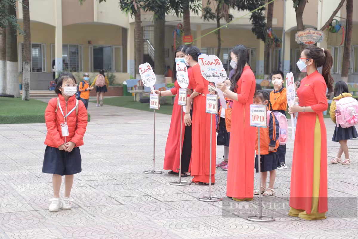 Học sinh lớp 1-6 Hà Nội đi học: Bố đưa con đến nhầm trường, trò không nhận ra cô - Hình 2 Hoc sinh lop 1-6 Ha Noi di hoc: Bo dua con den nham truong, tro khong nhan ra co-Hinh-2