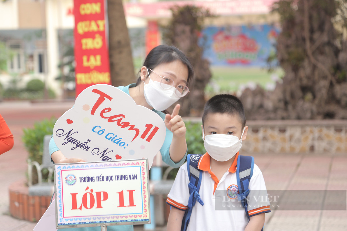 Học sinh lớp 1-6 Hà Nội đi học: Bố đưa con đến nhầm trường, trò không nhận ra cô - Hình 3 Hoc sinh lop 1-6 Ha Noi di hoc: Bo dua con den nham truong, tro khong nhan ra co-Hinh-3