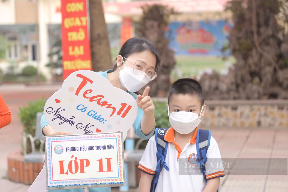 Học sinh lớp 1-6 Hà Nội đi học: Bố đưa con đến nhầm trường, trò không nhận ra cô - Hình 3 Hoc sinh lop 1-6 Ha Noi di hoc: Bo dua con den nham truong, tro khong nhan ra co-Hinh-3