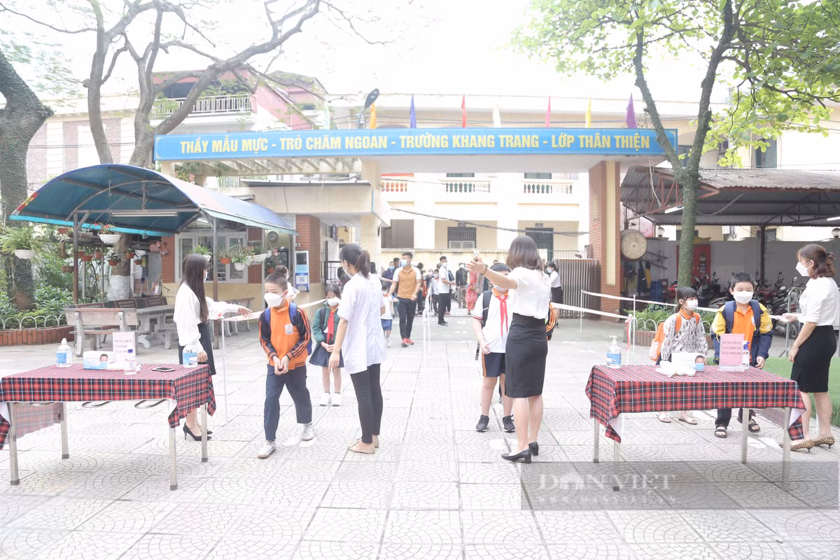 Học sinh lớp 1-6 Hà Nội đi học: Bố đưa con đến nhầm trường, trò không nhận ra cô Hoc sinh lop 1-6 Ha Noi di hoc: Bo dua con den nham truong, tro khong nhan ra co