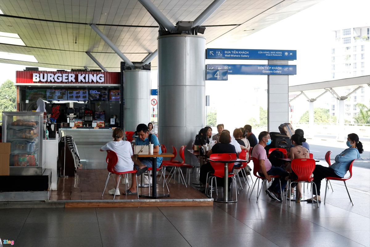 Ga quoc te Tan Son Nhat dan dong khach di du lich nuoc ngoai-Hinh-8