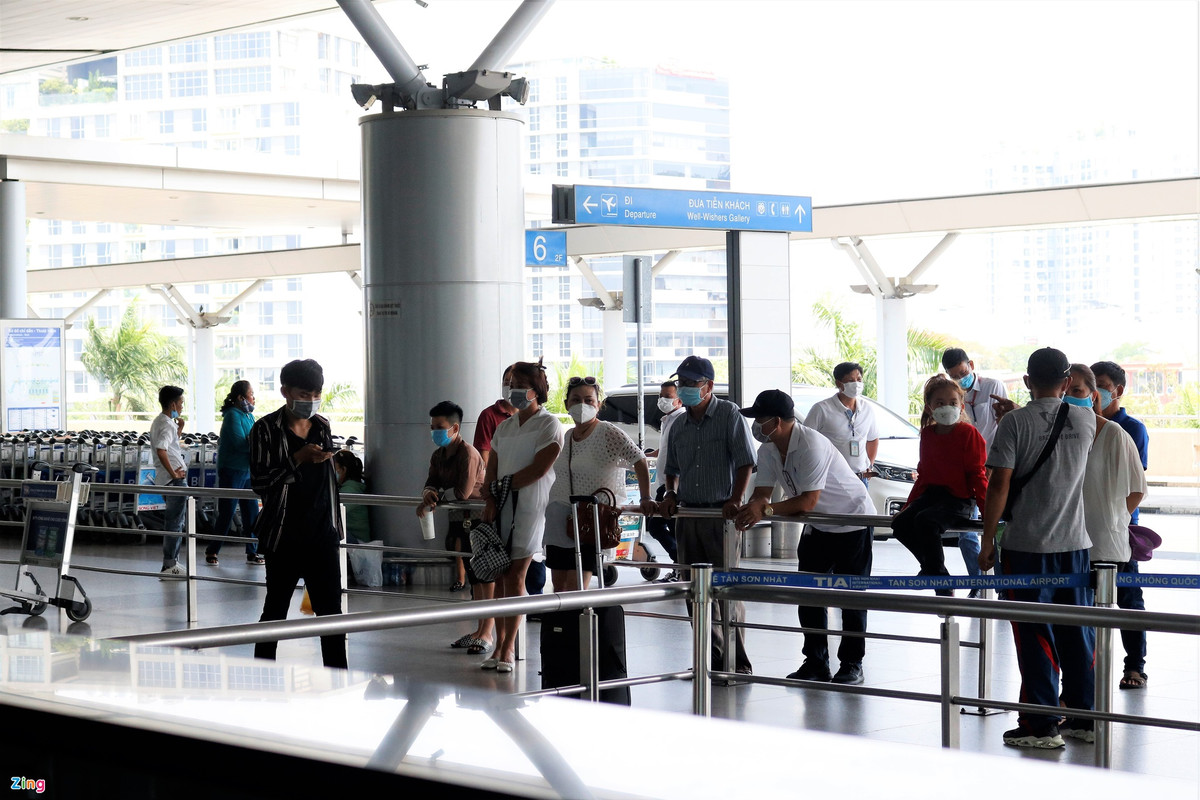 Ga quoc te Tan Son Nhat dan dong khach di du lich nuoc ngoai-Hinh-9