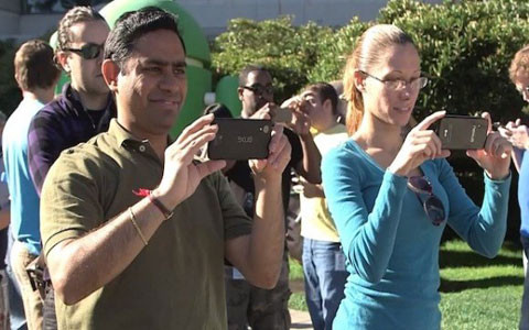 Google có điện thoại Nexus chạy hệ điều hành KitKat mới. Trong đoạn video về Google có xuất hiện một điện thoại mới. Chiếc điện thoại mới có hình dáng khá giống với Nexus 7 2013, với logo của LG, ngoài ra không có thêm thông tin nào có thể ghi nhận được từ đoạn video clip này.