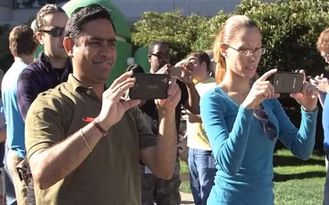 Google có điện thoại Nexus chạy hệ điều hành KitKat mới. Trong đoạn video về Google có xuất hiện một điện thoại mới. Chiếc điện thoại mới có hình dáng khá giống với Nexus 7 2013, với logo của LG, ngoài ra không có thêm thông tin nào có thể ghi nhận được từ đoạn video clip này.