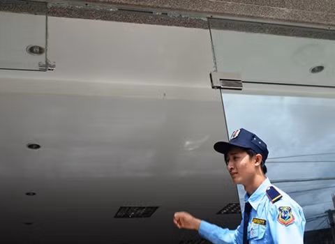 Vị trí tấm kính bị nổ và vỡ vụn.