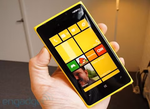 Năm 2012 Nokia tiếp tục một năm làm ăn thua lỗ và phải cắt giảm hơn 10.000 nhân viên trong mảng di động. Chiếc Lumia 920 được coi là mẫu điện thoại “con cưng”, chạy hệ điều hành Windows Phone 8, với hi vọng có thể giúp Nokia thoát khỏi tình trạng bi đát, nhưng đáng tiếc nó đã không hoàn thành nhiệm vụ.